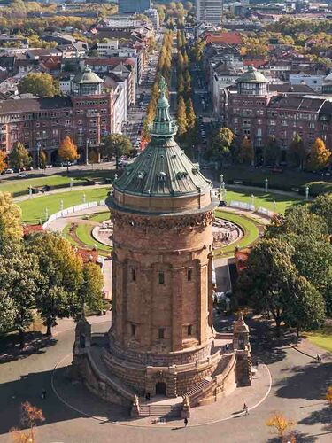 Luftaufnahme auf die Quadratestadt Mannheim mit dem Friedrichsplatz und dem berühmten Wasserturm im Vordergrund, Deutschland.