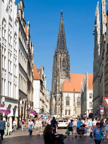 Blick bei Sonnenschein auf den Prinzipalmarkt und die St. Lambert's Kirche in Münster, Deutschland.