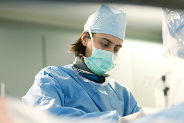 Krankenpfleger schaut konzentriert während einer Operation 