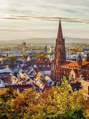 Blick auf die wunderschöne Stadt Freiburg im Breisgau, Deutschland.