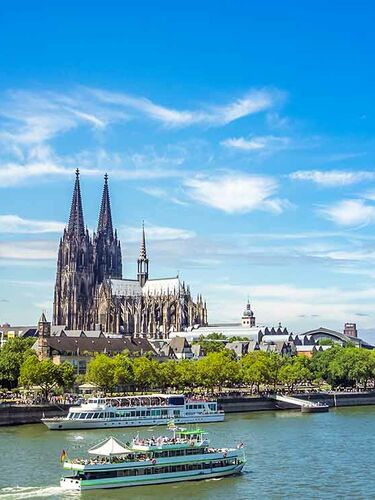 Blick auf die Kölner Skyline mit der Hohenzollernbrücke und dem Kölner Dom im Vordergrund, Deutschland.