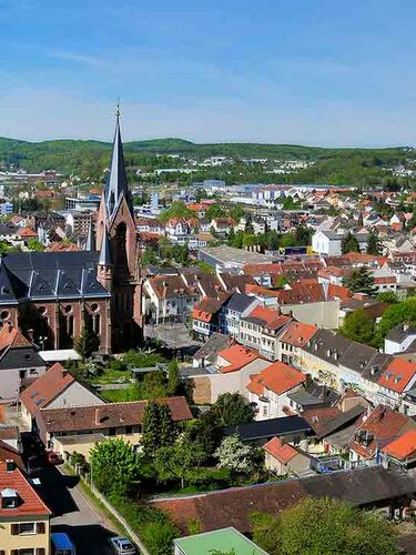 Panoramablick über St. Ingbert bei Sonnenschein, Deutschland.